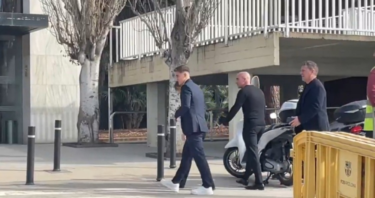  記者：加維和家人、經(jīng)紀人抵達巴薩總部，即將續(xù)約至2030年
