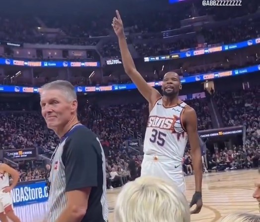  佩頓：兄弟你要上天？KD：你跟我這么大的時候已經(jīng)是球隊第8人了