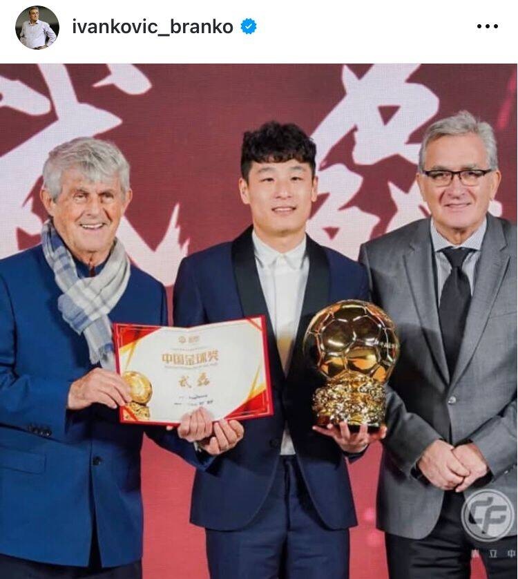  出席中國金球獎頒獎儀式，伊萬曬與武磊、米盧同框照片