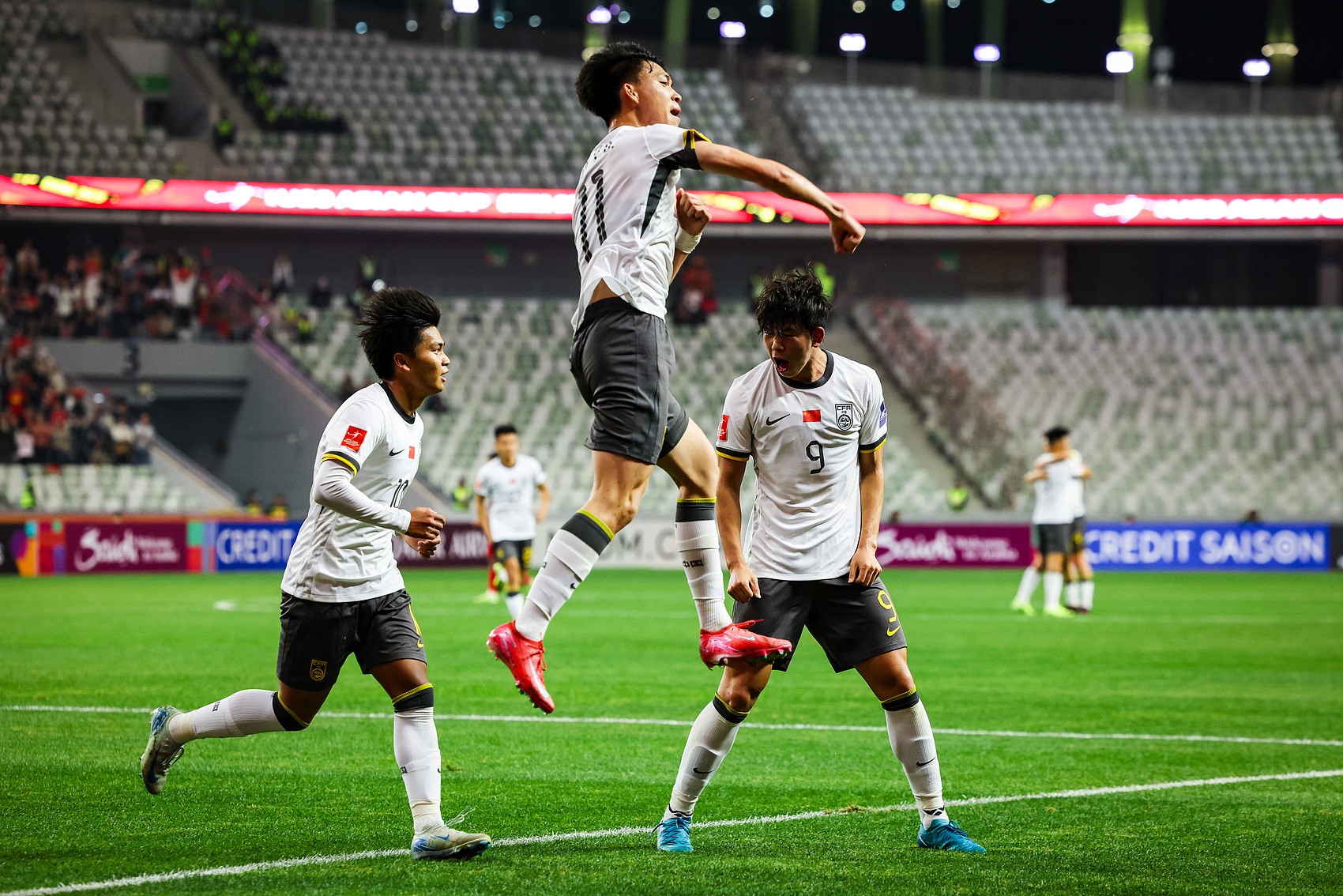  全面壓制！國青半場控球率高達7成，射門比9-3，造對方3張黃牌