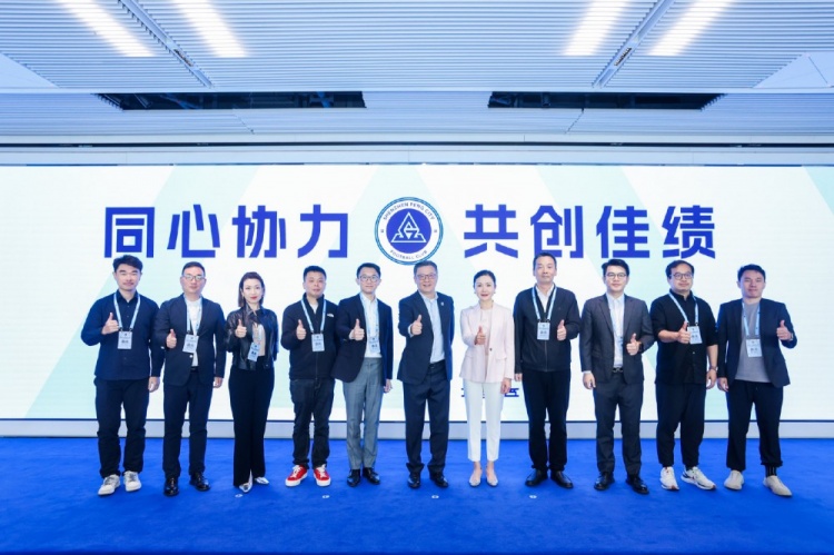  足球報：10家企業(yè)捧場新賽季出征儀式，深圳新鵬城進一步做強做優(yōu)