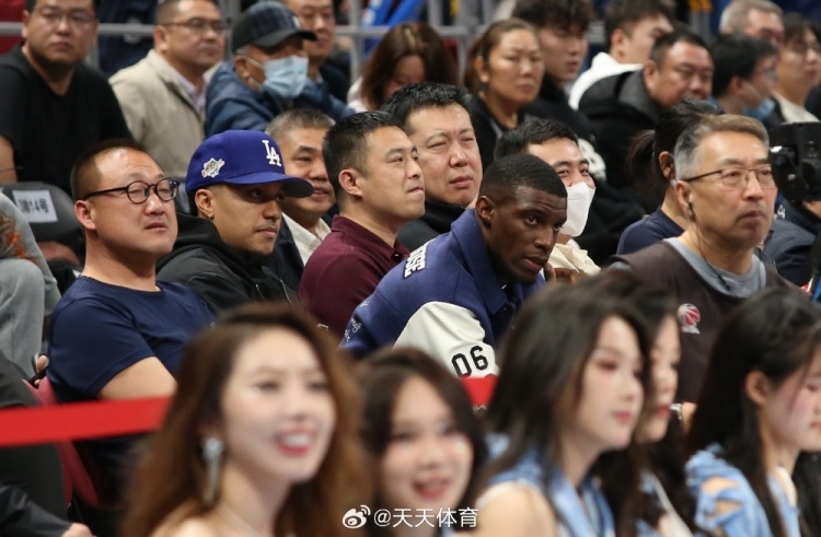  真籃球迷！國安外援法比奧攜玉昆外援科斯塔來到五棵松觀戰(zhàn)CBA