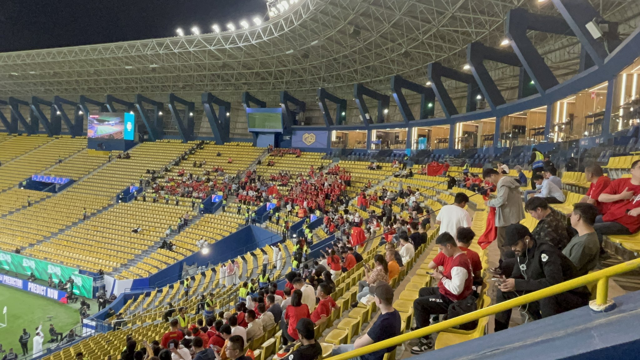  球票已售罄！中國球迷已經(jīng)入場，坐在球場上層沙特球迷區(qū)上方