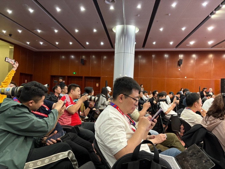  萬(wàn)眾矚目！記者擠滿國(guó)足賽前新聞發(fā)布廳，賽場(chǎng)記者預(yù)計(jì)超300人