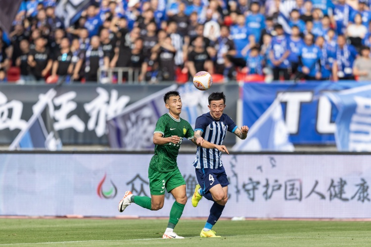  記者：何宇鵬今天熱身賽嘴被開了個口子，大腿也感覺有點緊