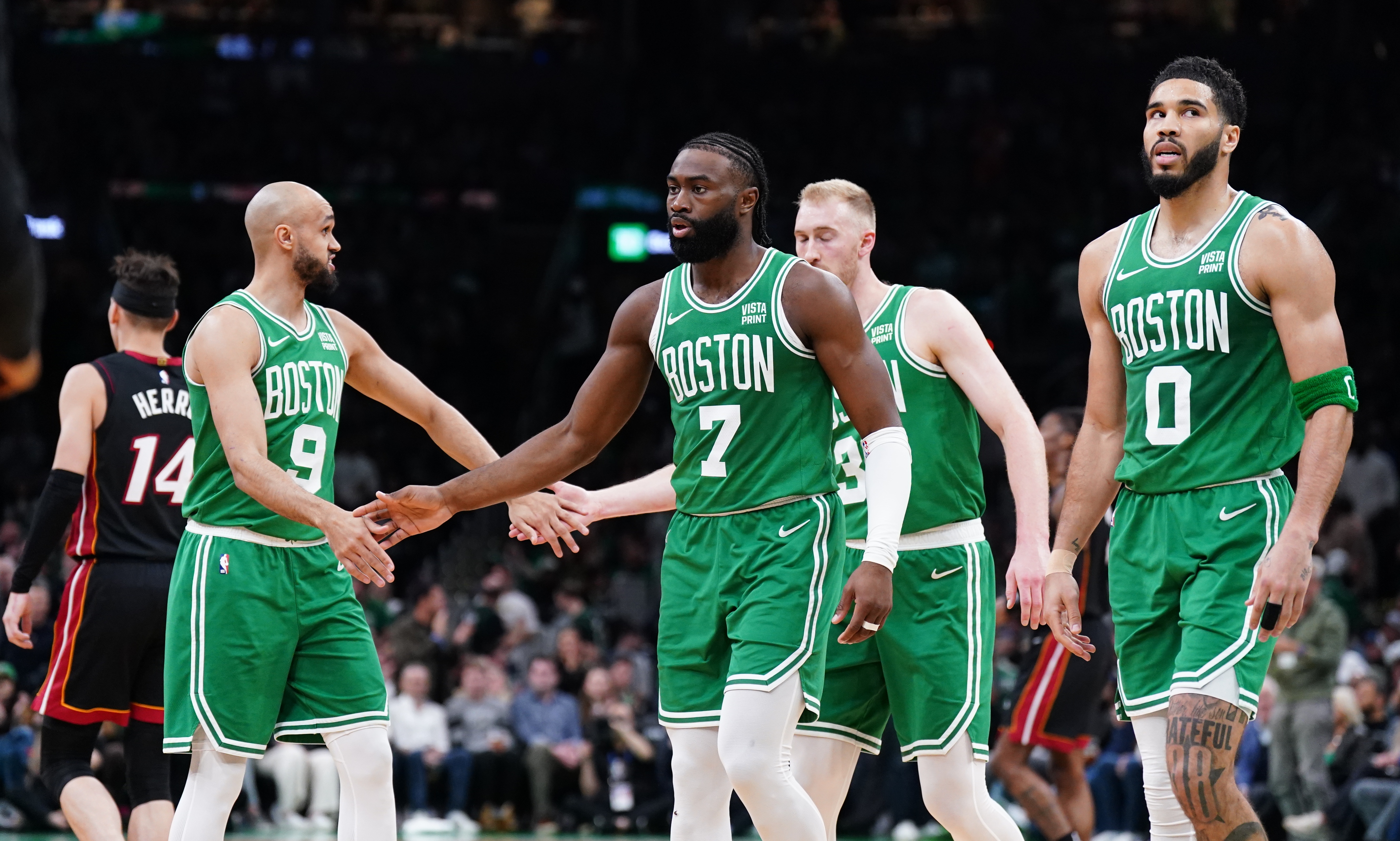  美記：綠軍61億的成交額為NBA未來球隊擴張?zhí)峁┝诵碌墓乐祬⒖? class=
