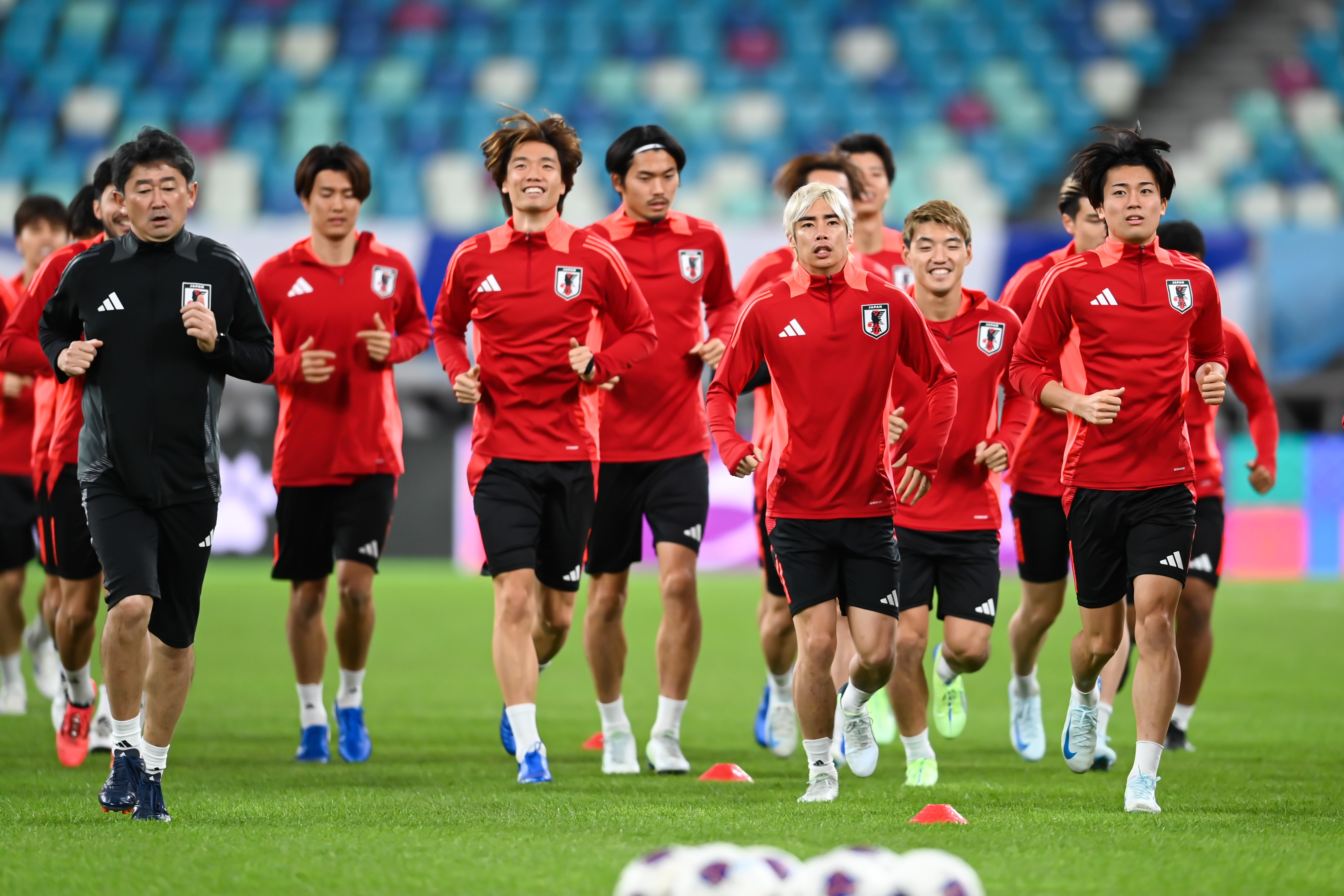  日媒：日本隊(duì)今日進(jìn)行賽前一日踩場(chǎng)訓(xùn)練，三笘薰和長(zhǎng)友佑都缺席