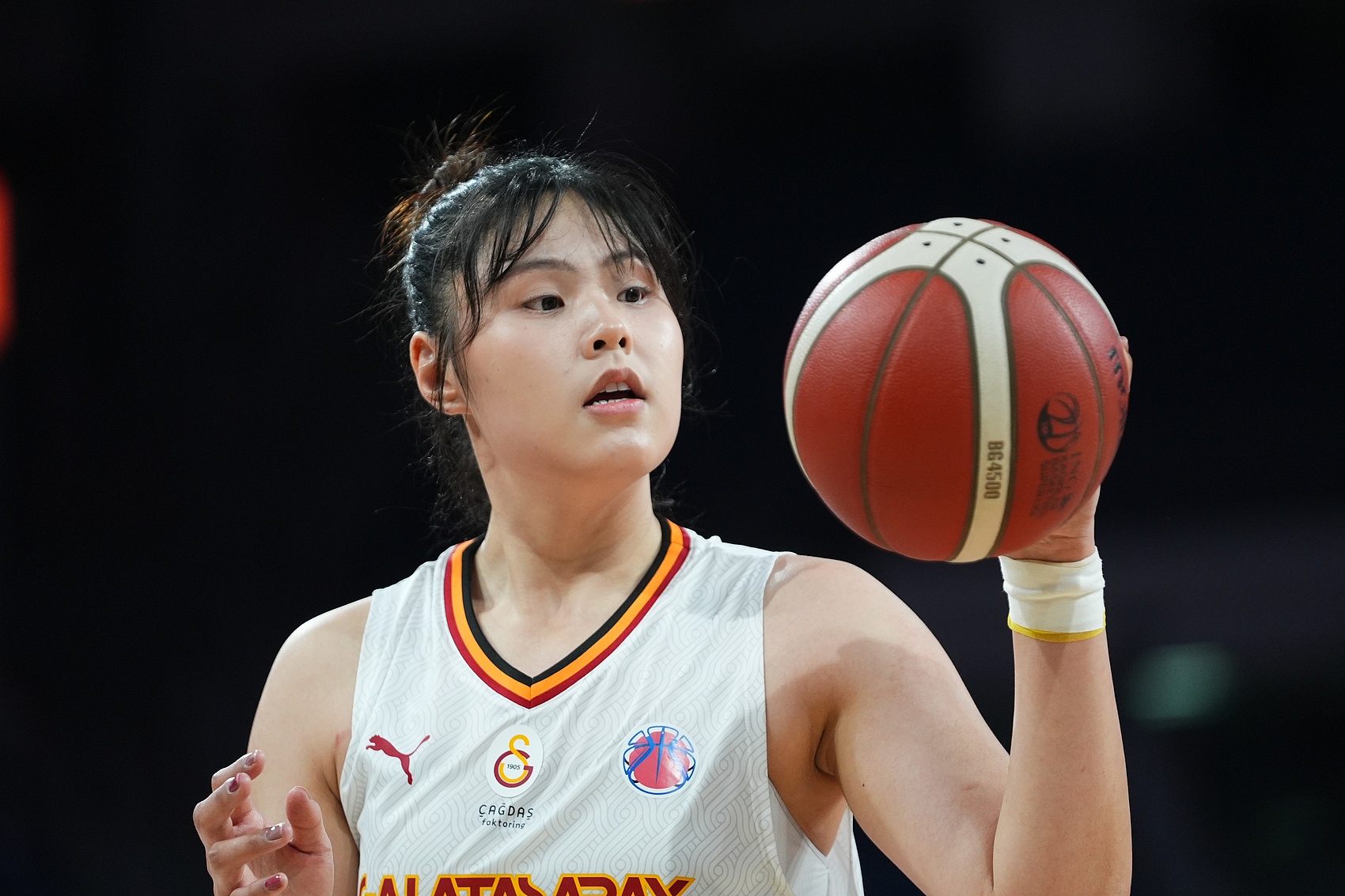  穩(wěn)定高效！李月汝9中6得到18分10板1助2斷1帽 罰球6中6