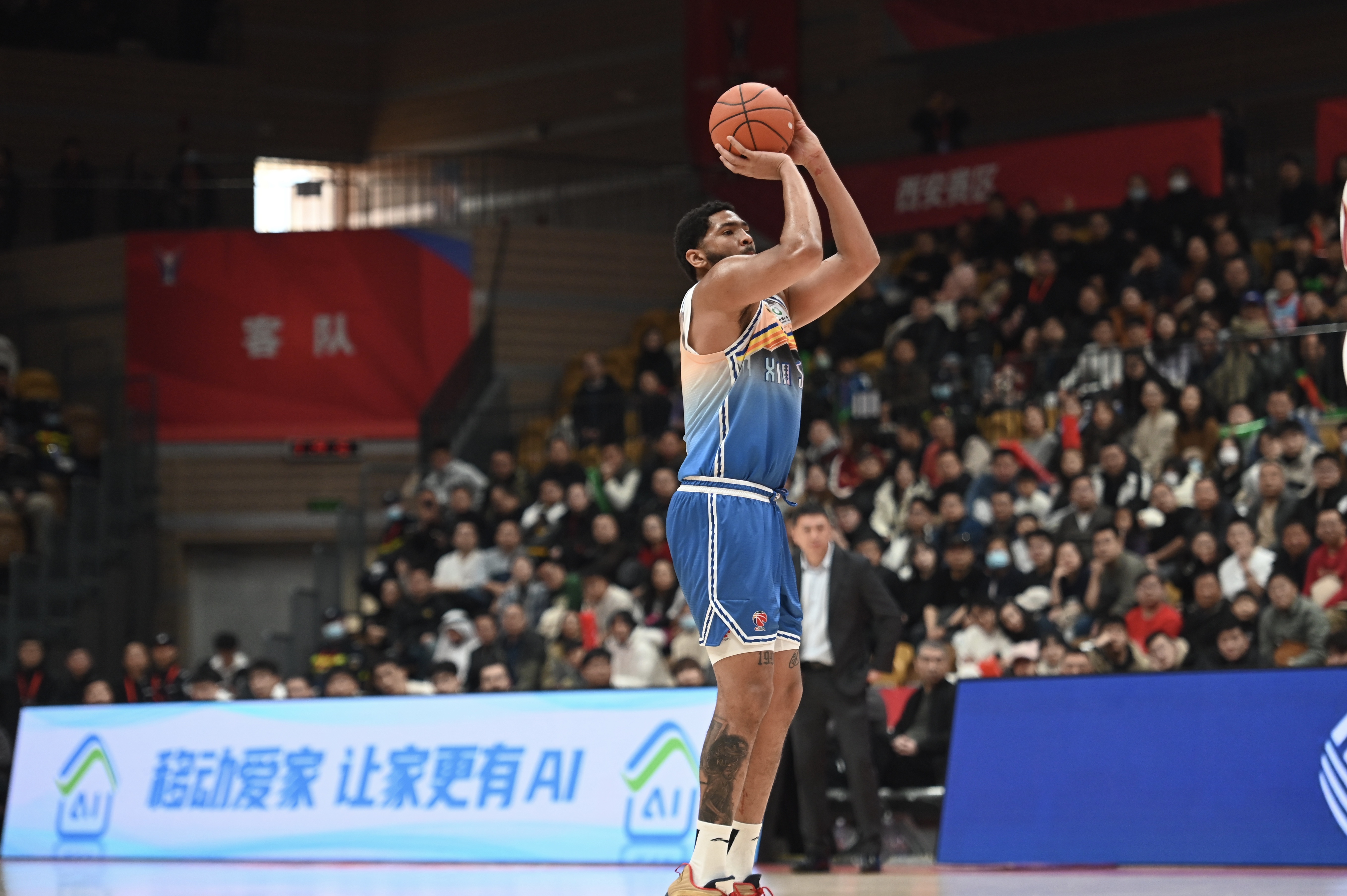  手感火熱！勞森半場(chǎng)7中6高效砍下17分5籃板 首節(jié)15分